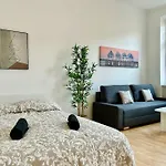 50 M2 Stylish Apartment With Free Parking